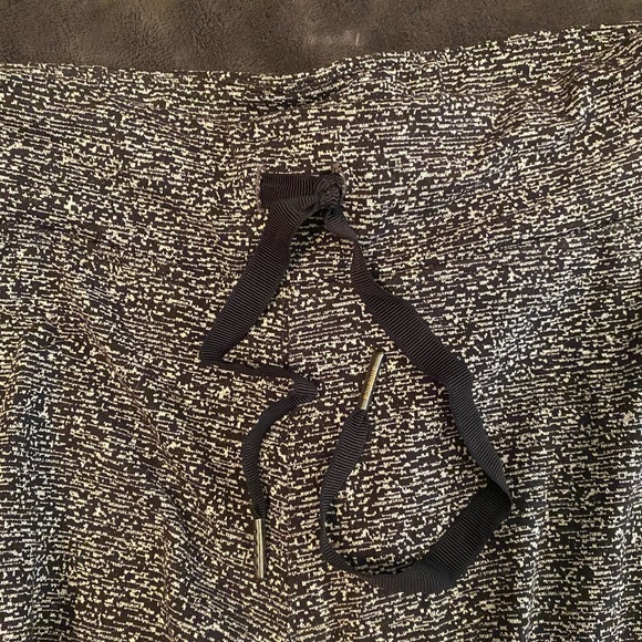 Lululemon Ready To Rulu Pant in Black and White Jacquard (Size 8) - Picture 4 of 8